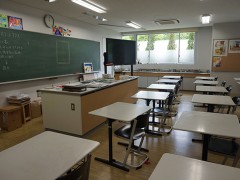 云雀丘学园高等学校校园风光之整洁优雅的教室一隅