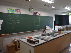云雀丘学园高等学校校园风光之整洁优雅的教师讲台