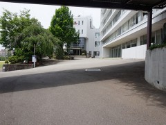 云雀丘学园高等学校教学楼前风景