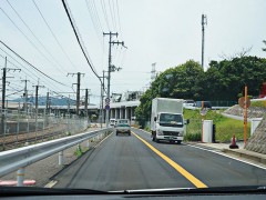 云雀丘学园高等学校周边宽阔整洁的道路