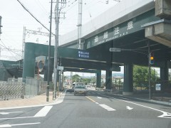 云雀丘学园高等学校周边宽阔整洁的道路