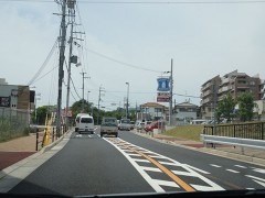 云雀丘学园高等学校周边宽阔整洁的道路