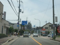 云雀丘学园高等学校周边宽阔整洁的道路