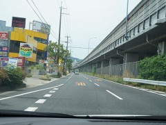 云雀丘学园高等学校周边宽阔整洁的道路