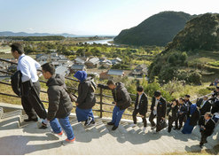 多国高中生在日本体验海啸避难训练