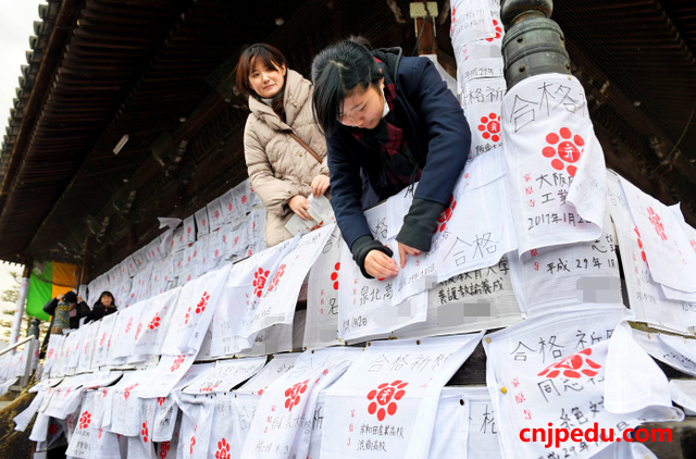 日本高中考生村田光和家人一起去神社祈祷考试合格