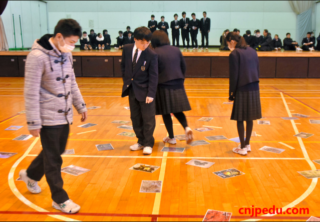 日本县立遊佐高中学生以家乡的自然和文化为题材自作纸牌游戏