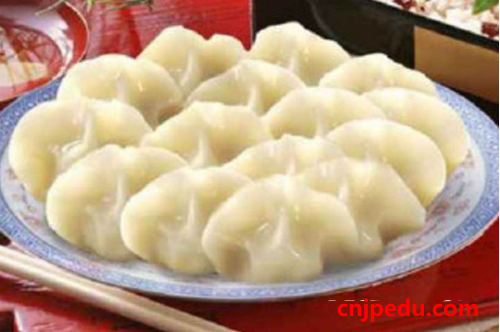 中国留学生与日本市民共同包饺子感受过年氛围