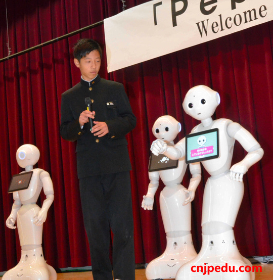 日本新见市第一中学在入学式中介绍人型机器人