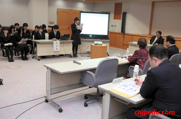 日本青森县高中生对县内活性化政策提出议案  进行初次模拟议会