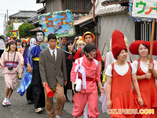 日本高知县高三学生上街举行传统化妆游行