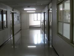 冲绳尚学高等学校室内走廊