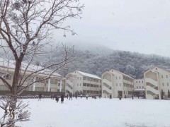 朝日塾校园雪景