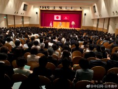 云雀丘高中入学式
2018年4月7日，云雀丘高中迎来了一年一度的入学仪式。云雀丘高中是大阪地区的升学名校，此次共有初中生176名，高中生305名新生入学。全校中学生514名，高中生912名，总共1426名学生参加。
仪式现场，学生乐团现场献艺，热情敬业的教职人员，看到新入生们脸上洋溢着满溢、慈爱的笑脸，学生你们也都非常的有礼貌，很热情，全校学生聚集在绿色的草坪上，齐唱校歌后开始了入学致辞。
致辞提到了两点：
一是“每个人都要重视自己和他人”。1426名学生各有各的个性和特长，希望大家互相认同，作为云雀丘的一员一起来成长。伤害他人的身体或心理、夺取他人的物品以及伤害自己的行为等，学校会严肃处理。
二是“发自内心的亲切问候”。特别是早上的问候，上学时，见到对方要问候。问候要表达出心情的好坏，问候要表达出意志的强弱，问候要表达出人情的冷暖。自己通过大声的问候也能提高自身的精神。
最后，教职员工表达了对教育活动的信念、热情，学生会的吹奏部和合唱部为大家演奏音乐。俱乐部也进行了迎新活动。入学仪式在吹奏乐部的精彩演奏中结束，摄影留念后学生们以班级为单位像学生发放了必备用品等。