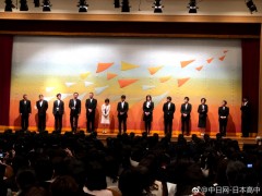 云雀丘高中入学式
2018年4月7日，云雀丘高中迎来了一年一度的入学仪式。云雀丘高中是大阪地区的升学名校，此次共有初中生176名，高中生305名新生入学。全校中学生514名，高中生912名，总共1426名学生参加。
仪式现场，学生乐团现场献艺，热情敬业的教职人员，看到新入生们脸上洋溢着满溢、慈爱的笑脸，学生你们也都非常的有礼貌，很热情，全校学生聚集在绿色的草坪上，齐唱校歌后开始了入学致辞。
致辞提到了两点：
一是“每个人都要重视自己和他人”。1426名学生各有各的个性和特长，希望大家互相认同，作为云雀丘的一员一起来成长。伤害他人的身体或心理、夺取他人的物品以及伤害自己的行为等，学校会严肃处理。
二是“发自内心的亲切问候”。特别是早上的问候，上学时，见到对方要问候。问候要表达出心情的好坏，问候要表达出意志的强弱，问候要表达出人情的冷暖。自己通过大声的问候也能提高自身的精神。
最后，教职员工表达了对教育活动的信念、热情，学生会的吹奏部和合唱部为大家演奏音乐。俱乐部也进行了迎新活动。入学仪式在吹奏乐部的精彩演奏中结束，摄影留念后学生们以班级为单位像学生发放了必备用品等。