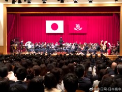 云雀丘高中入学式
2018年4月7日，云雀丘高中迎来了一年一度的入学仪式。云雀丘高中是大阪地区的升学名校，此次共有初中生176名，高中生305名新生入学。全校中学生514名，高中生912名，总共1426名学生参加。
仪式现场，学生乐团现场献艺，热情敬业的教职人员，看到新入生们脸上洋溢着满溢、慈爱的笑脸，学生你们也都非常的有礼貌，很热情，全校学生聚集在绿色的草坪上，齐唱校歌后开始了入学致辞。
致辞提到了两点：
一是“每个人都要重视自己和他人”。1426名学生各有各的个性和特长，希望大家互相认同，作为云雀丘的一员一起来成长。伤害他人的身体或心理、夺取他人的物品以及伤害自己的行为等，学校会严肃处理。
二是“发自内心的亲切问候”。特别是早上的问候，上学时，见到对方要问候。问候要表达出心情的好坏，问候要表达出意志的强弱，问候要表达出人情的冷暖。自己通过大声的问候也能提高自身的精神。
最后，教职员工表达了对教育活动的信念、热情，学生会的吹奏部和合唱部为大家演奏音乐。俱乐部也进行了迎新活动。入学仪式在吹奏乐部的精彩演奏中结束，摄影留念后学生们以班级为单位像学生发放了必备用品等。