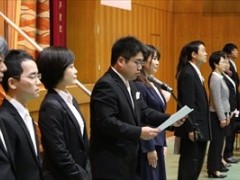 好文学园高中
2018年4月5日（星期四）好文学园女子高中举行了平成30年度入学式。在春日和煦的春风中，潮气蓬勃的新入生们来到了学校参加入学仪式。学校校长在致辞中，鼓励学生们不要害怕失败和挫折，以积极进取的姿态在好文学园度过美丽的三年，学校所有师生也会帮助新学生们更好的适应学校生活。
作为总结，吹奏乐部和合唱部特意为了这一天练习了校歌，并在仪式结束时为大家演奏。
新入学的同学们，祝你们有一个快乐的学习生活。
中国家长参观好文学园高中，学校教务负责人热情一路讲解，还请观看学校录像，俯瞰了学校周边。大阪市美景尽收眼底