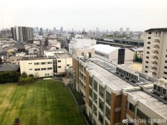 好文学园高中
2018年4月5日（星期四）好文学园女子高中举行了平成30年度入学式。在春日和煦的春风中，潮气蓬勃的新入生们来到了学校参加入学仪式。学校校长在致辞中，鼓励学生们不要害怕失败和挫折，以积极进取的姿态在好文学园度过美丽的三年，学校所有师生也会帮助新学生们更好的适应学校生活。
作为总结，吹奏乐部和合唱部特意为了这一天练习了校歌，并在仪式结束时为大家演奏。
新入学的同学们，祝你们有一个快乐的学习生活。
中国家长参观好文学园高中，学校教务负责人热情一路讲解，还请观看学校录像，俯瞰了学校周边。大阪市美景尽收眼底