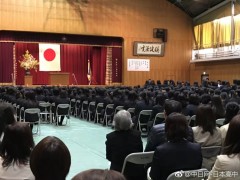 好文学园高中
2018年4月5日（星期四）好文学园女子高中举行了平成30年度入学式。在春日和煦的春风中，潮气蓬勃的新入生们来到了学校参加入学仪式。学校校长在致辞中，鼓励学生们不要害怕失败和挫折，以积极进取的姿态在好文学园度过美丽的三年，学校所有师生也会帮助新学生们更好的适应学校生活。
作为总结，吹奏乐部和合唱部特意为了这一天练习了校歌，并在仪式结束时为大家演奏。
新入学的同学们，祝你们有一个快乐的学习生活。
中国家长参观好文学园高中，学校教务负责人热情一路讲解，还请观看学校录像，俯瞰了学校周边。大阪市美景尽收眼底