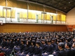 好文学园高中
2018年4月5日（星期四）好文学园女子高中举行了平成30年度入学式。在春日和煦的春风中，潮气蓬勃的新入生们来到了学校参加入学仪式。学校校长在致辞中，鼓励学生们不要害怕失败和挫折，以积极进取的姿态在好文学园度过美丽的三年，学校所有师生也会帮助新学生们更好的适应学校生活。
作为总结，吹奏乐部和合唱部特意为了这一天练习了校歌，并在仪式结束时为大家演奏。
新入学的同学们，祝你们有一个快乐的学习生活。
中国家长参观好文学园高中，学校教务负责人热情一路讲解，还请观看学校录像，俯瞰了学校周边。大阪市美景尽收眼底