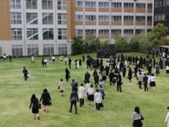 好文学园高中
2018年4月5日（星期四）好文学园女子高中举行了平成30年度入学式。在春日和煦的春风中，潮气蓬勃的新入生们来到了学校参加入学仪式。学校校长在致辞中，鼓励学生们不要害怕失败和挫折，以积极进取的姿态在好文学园度过美丽的三年，学校所有师生也会帮助新学生们更好的适应学校生活。
作为总结，吹奏乐部和合唱部特意为了这一天练习了校歌，并在仪式结束时为大家演奏。
新入学的同学们，祝你们有一个快乐的学习生活。
中国家长参观好文学园高中，学校教务负责人热情一路讲解，还请观看学校录像，俯瞰了学校周边。大阪市美景尽收眼底