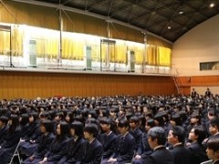 好文学园高中
2018年4月5日（星期四）好文学园女子高中举行了平成30年度入学式。在春日和煦的春风中，潮气蓬勃的新入生们来到了学校参加入学仪式。学校校长在致辞中，鼓励学生们不要害怕失败和挫折，以积极进取的姿态在好文学园度过美丽的三年，学校所有师生也会帮助新学生们更好的适应学校生活。
作为总结，吹奏乐部和合唱部特意为了这一天练习了校歌，并在仪式结束时为大家演奏。
新入学的同学们，祝你们有一个快乐的学习生活。
中国家长参观好文学园高中，学校教务负责人热情一路讲解，还请观看学校录像，俯瞰了学校周边。大阪市美景尽收眼底