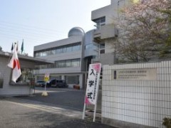 平成30年度 工学院大学附属中学校・高等学校の入学式を挙行しました
2018年4月4日，工学院大学附属高中在校体育馆举行了入学仪式。穿着新校服的新生们，在班主任老师的点名下，以庄重威严的姿态依次进入会堂。在新生宣誓中是，采用了英语演讲的方式，顿时感到了国际化校风的仪式盛宴。
    新生们，家长们，恭喜你们入学，有了一个新的开始。
还有家长分享的东京工学院大学附中新生入学式的照片，分享的家长是清华大学教授，
大儿子入学东京农业大学，帅帅的小儿子入学工学院大学附中。这两天连续参加两个儿子的
入学式，开心幸福的爸爸。