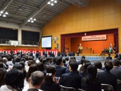 平成30年度 工学院大学附属中学校・高等学校の入学式を挙行しました
2018年4月4日，工学院大学附属高中在校体育馆举行了入学仪式。穿着新校服的新生们，在班主任老师的点名下，以庄重威严的姿态依次进入会堂。在新生宣誓中是，采用了英语演讲的方式，顿时感到了国际化校风的仪式盛宴。
    新生们，家长们，恭喜你们入学，有了一个新的开始。
还有家长分享的东京工学院大学附中新生入学式的照片，分享的家长是清华大学教授，
大儿子入学东京农业大学，帅帅的小儿子入学工学院大学附中。这两天连续参加两个儿子的
入学式，开心幸福的爸爸。