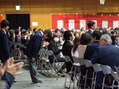 平成30年度 工学院大学附属中学校・高等学校の入学式を挙行しました
2018年4月4日，工学院大学附属高中在校体育馆举行了入学仪式。穿着新校服的新生们，在班主任老师的点名下，以庄重威严的姿态依次进入会堂。在新生宣誓中是，采用了英语演讲的方式，顿时感到了国际化校风的仪式盛宴。
    新生们，家长们，恭喜你们入学，有了一个新的开始。
还有家长分享的东京工学院大学附中新生入学式的照片，分享的家长是清华大学教授，
大儿子入学东京农业大学，帅帅的小儿子入学工学院大学附中。这两天连续参加两个儿子的
入学式，开心幸福的爸爸。