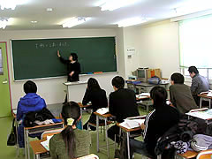  创研学园看预备日语科学校综合相册，包括学习日常活动、学校设施、上课风景等等。