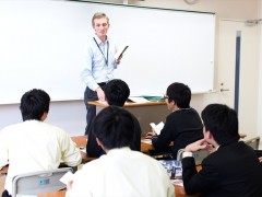 八王子高中学生和外语教师进行口试交流